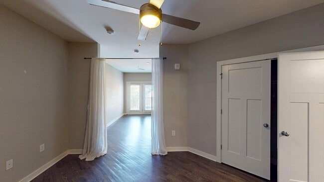 Building Photo - Cozy Studio Apartment in Vibrant Wedgewood...