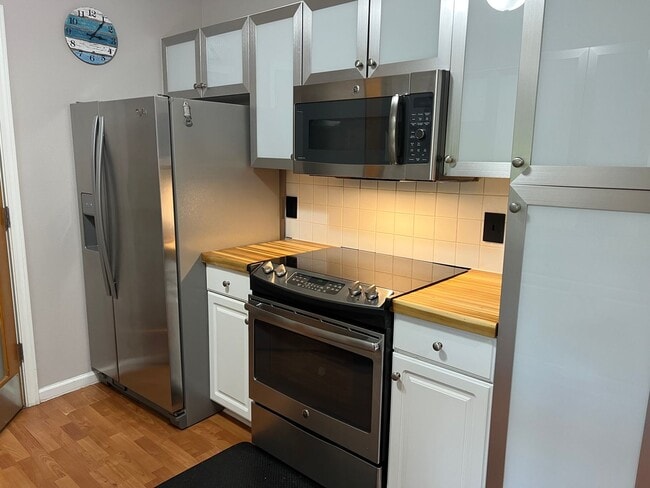 Building Photo - First Floor Condo at Bridgepointe - Beauti...