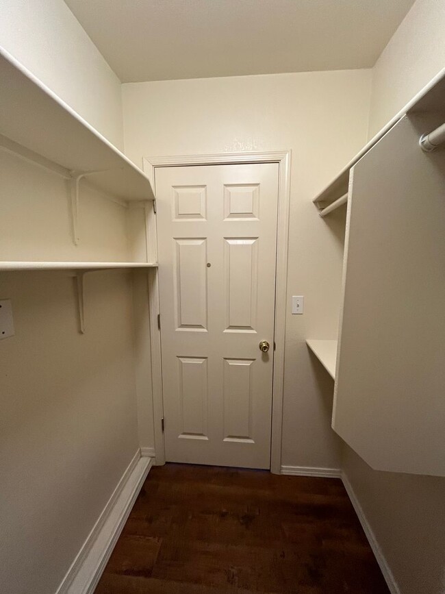 Building Photo - 6068 N Peak Cir
