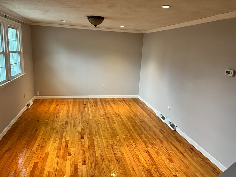 Building Photo - 10 Whiting Way