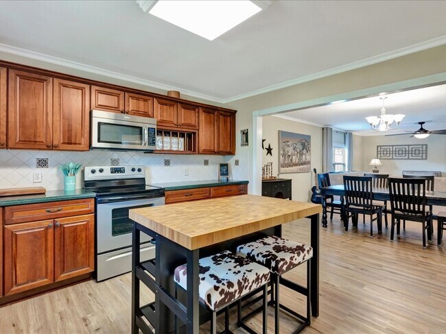 Building Photo - 683 Water View Dr