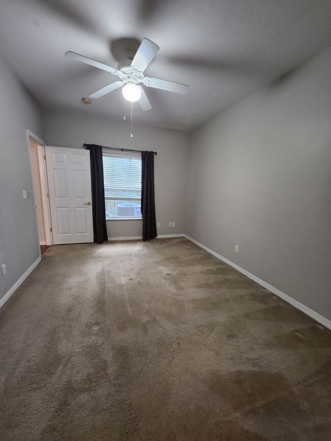 Building Photo - Move in Ready in NW Gainesville!