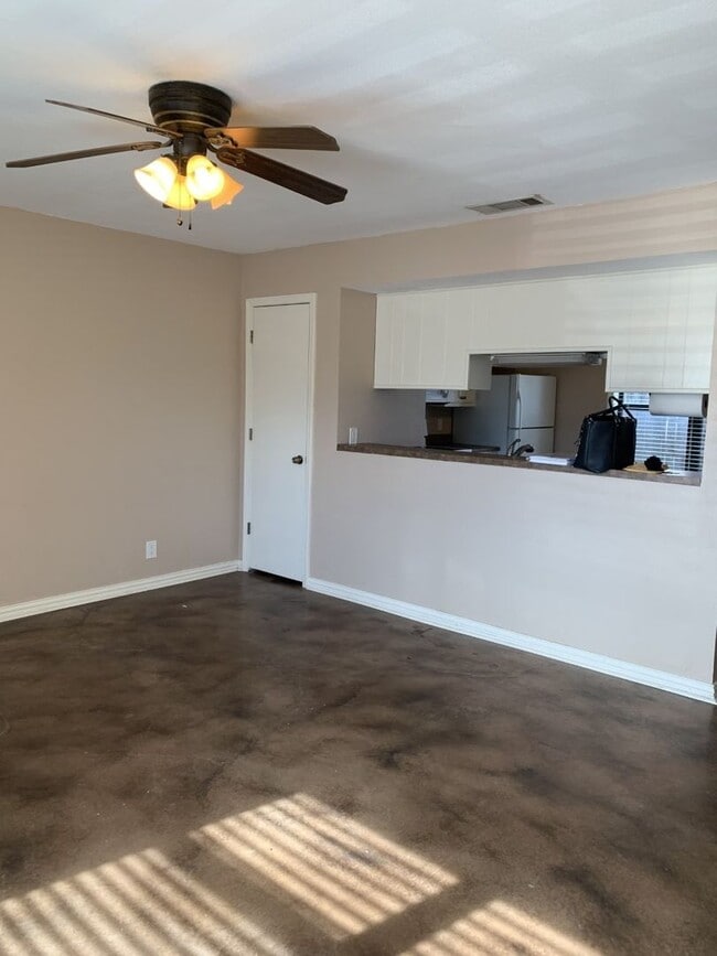 Building Photo - 716 W Mulberry St