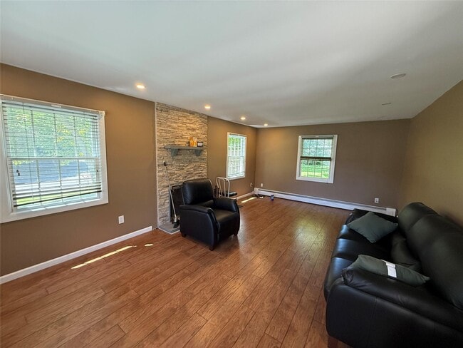 Building Photo - 7 Manor Ln