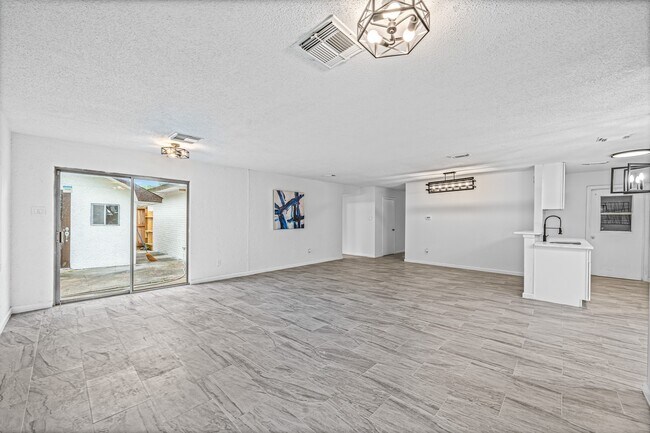 Building Photo - 11823 S Willow Cir