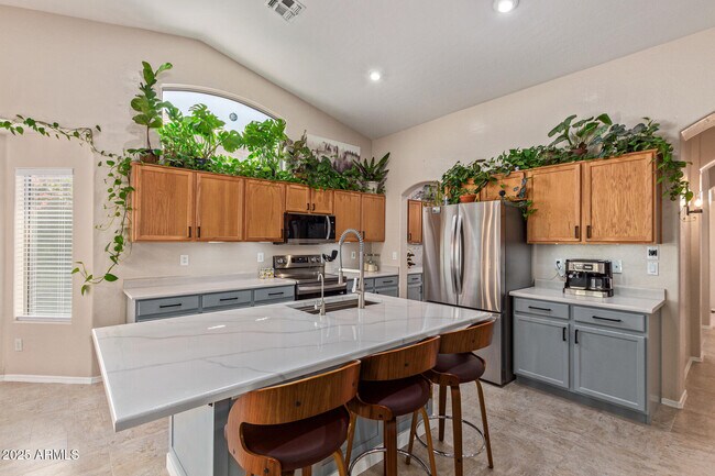 Building Photo - 543 S Wildrose