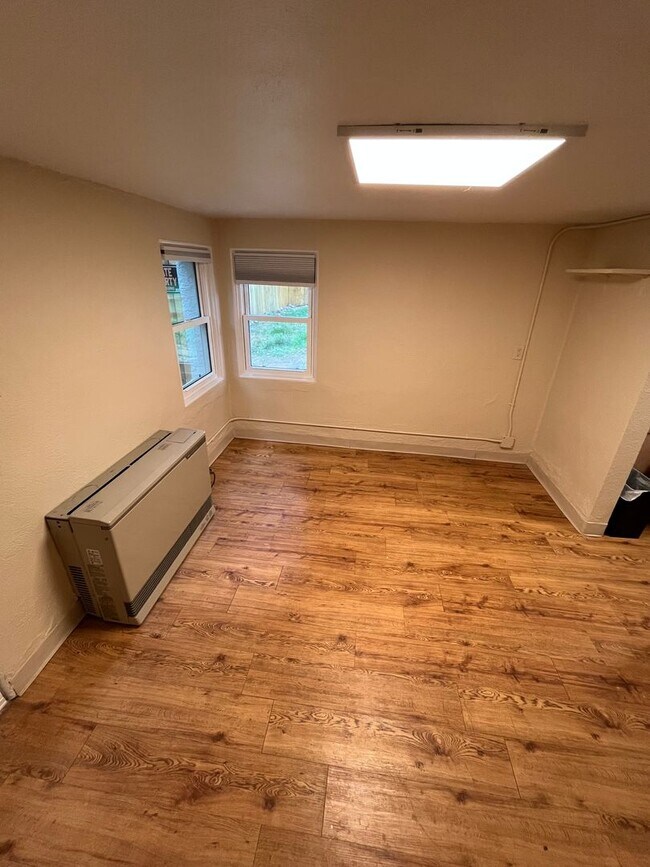 Building Photo - Charming 2-Bed/1-Bath Basement Apartment -...