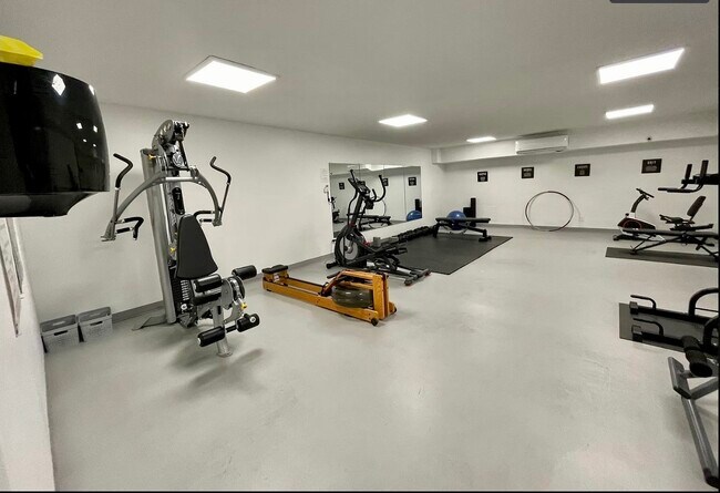 Building Photo - 960 Larrabee St