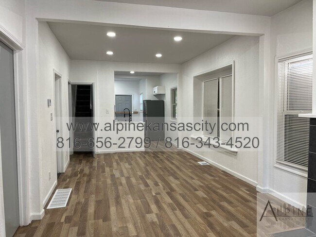Building Photo - Updated NE Home, Off Street Parking, Secti...