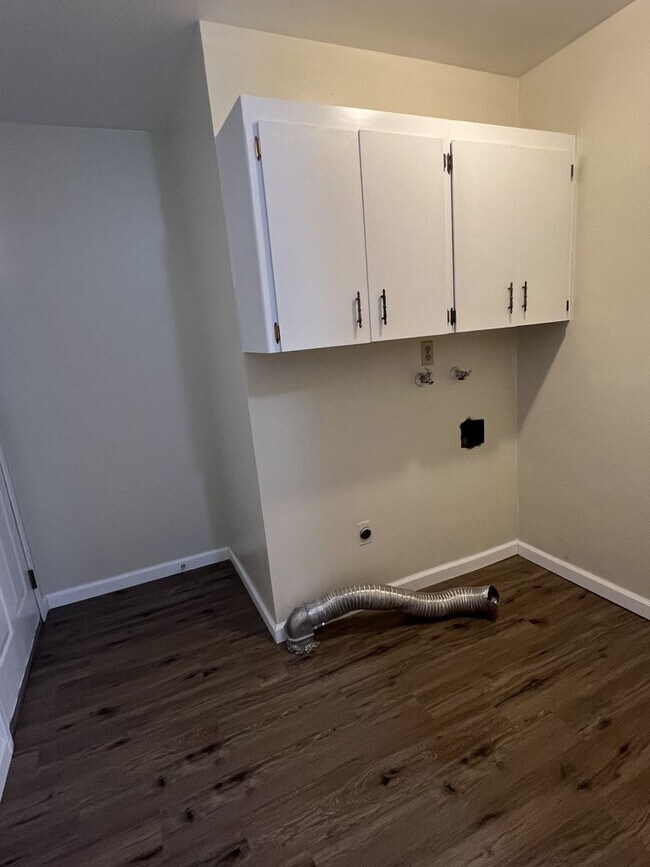 Building Photo - Suzette 3