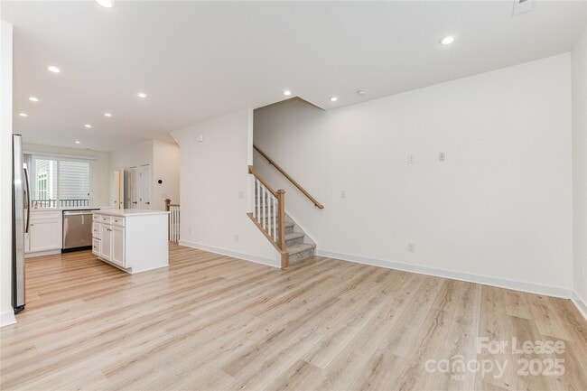 Building Photo - 6122 Cleburne Ct