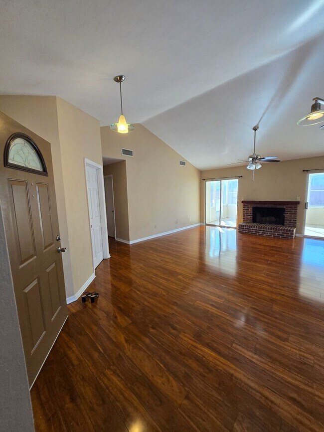 Building Photo - 3/2 in Northridge