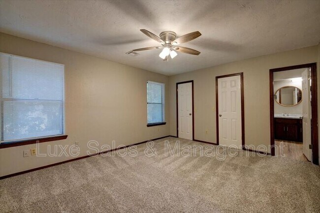 Building Photo - 1707 N Gleason Ave