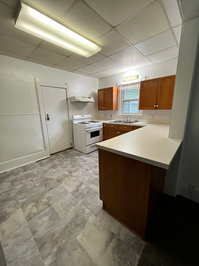 Building Photo - Cozy Cottage Like Property