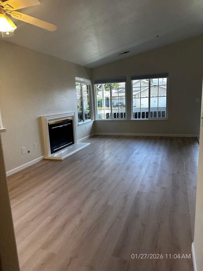 Building Photo - Refreshed 3 Bedroom, 2 Bathroom