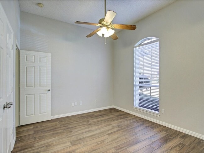 Building Photo - 11117 Knoxville Ln