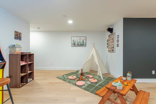 Building Photo - 41 Little Forest Dr