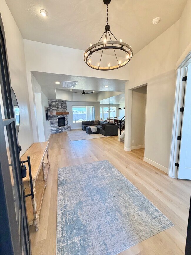 Building Photo - Beautiful Modern 5 Bedroom Home!! Furnished or Unfurnished option!!