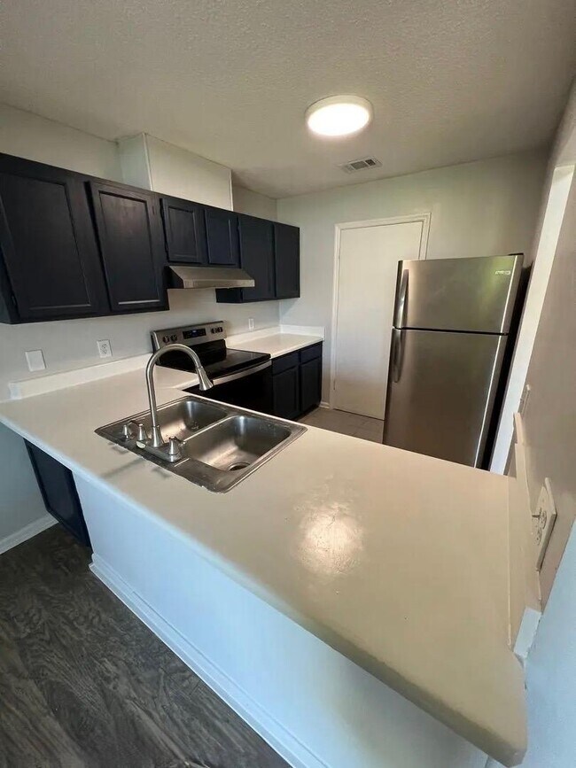 Building Photo - 1000 Stonegate Dr