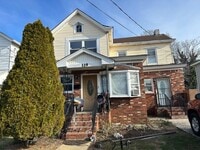 Building Photo - Large 5 Bedroom 2 Bathroom Single Family H...