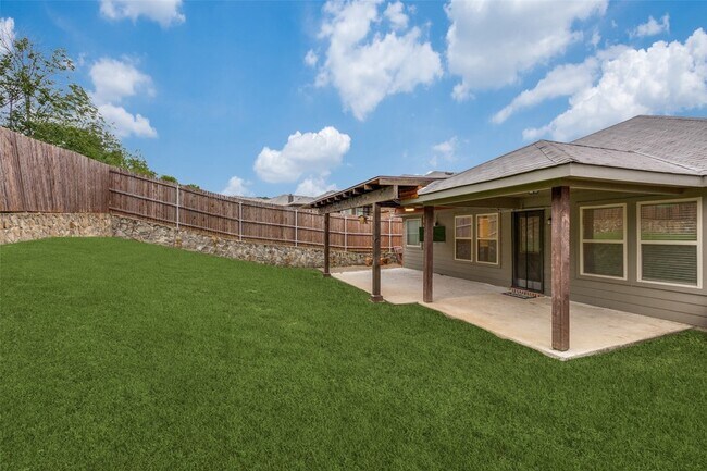 Building Photo - 10832 Live Oak Creek Dr