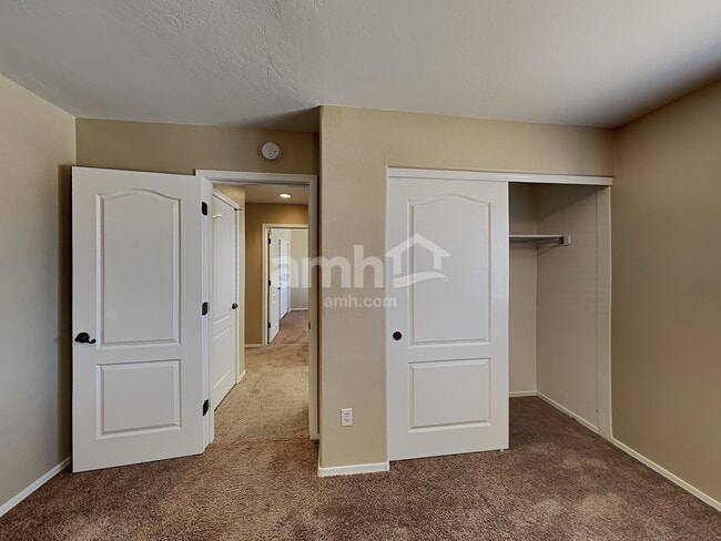 Building Photo - 1115 W Calle Puesta del Sol