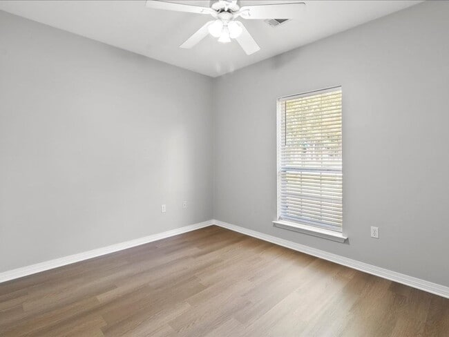 Building Photo - Greenleaves gem 3 bd 2 ba home, fenced yard!