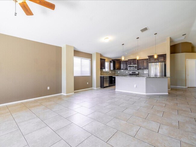 Building Photo - 3 Bedroom 2 Bathroom with Den!