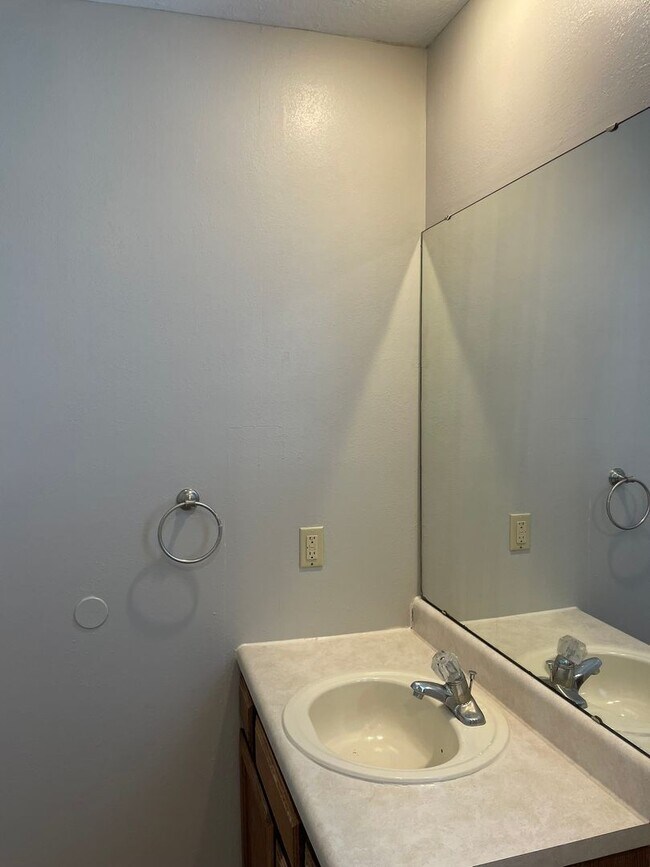 Building Photo - 531-B N Oak Grove Ave