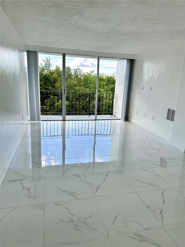 Building Photo - 8870 Fontainebleau Blvd