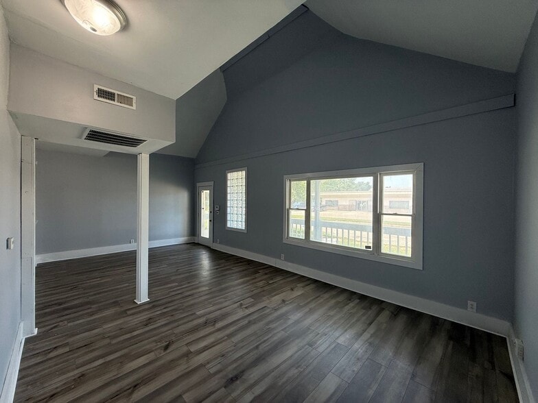 Building Photo - 2809 Columbia Ave