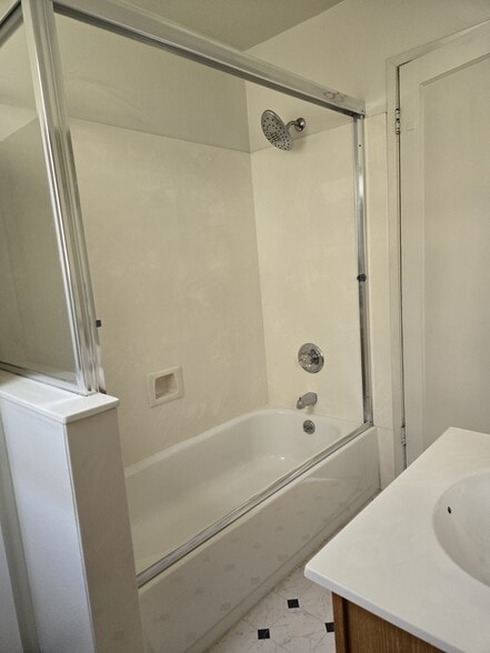 Shower and tub - 1537 Schiller St
