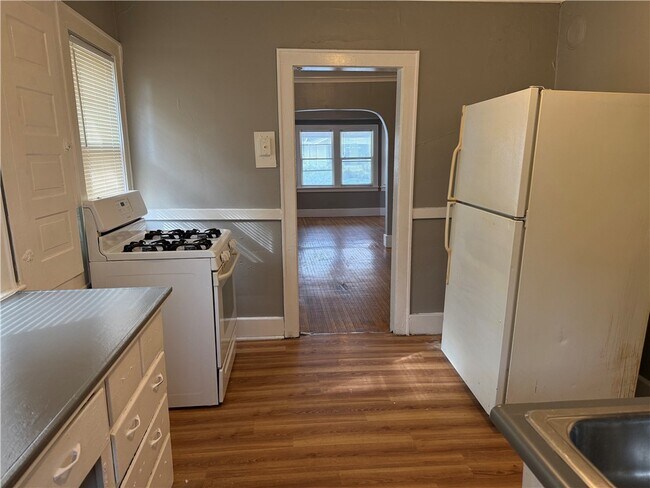 Building Photo - 93-95-95 Stratford Park