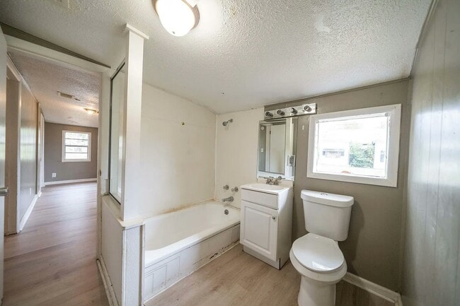 Building Photo - 807 Walnut St