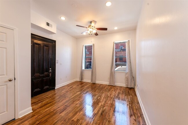 Building Photo - 356 Varick St