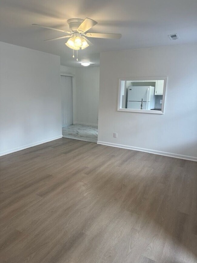 Building Photo - COZY UNIT IN A DUPLEX