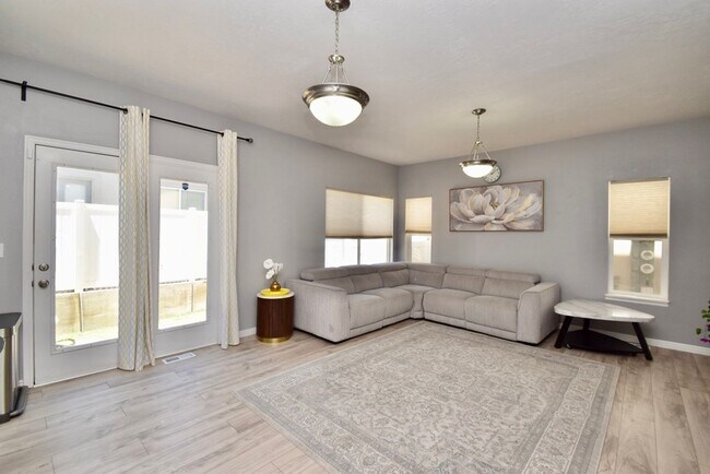 Building Photo - Great 4 Bedroom 3 Bath Home in South Jordan in Amazing HOA Community!