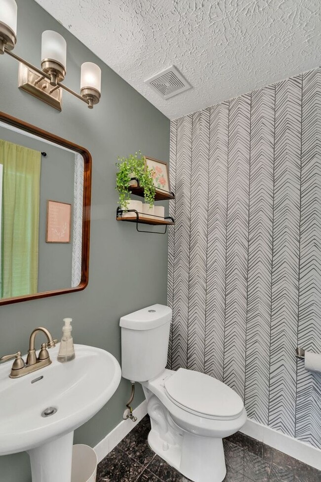 Building Photo - Three bed two bath home with 2 car garage. Less than 7 miles from airport & close to Percy Priest...