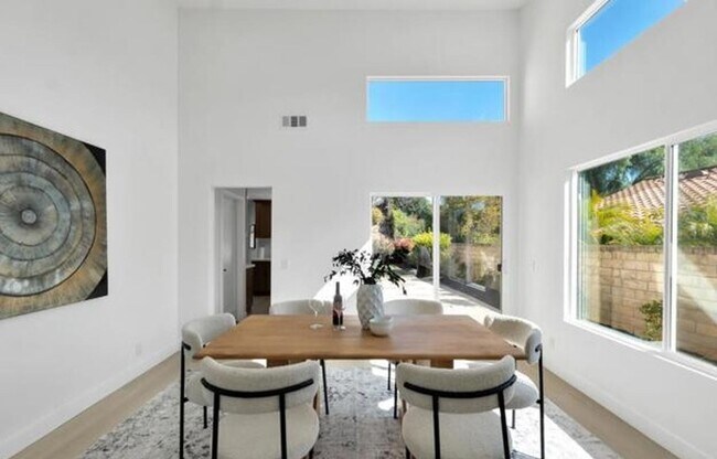Building Photo - MOVE-IN READY 4+3 w/upgrades, great floorp...