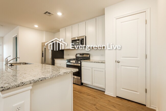 Building Photo - 3720 Palmetto Bluff Dr