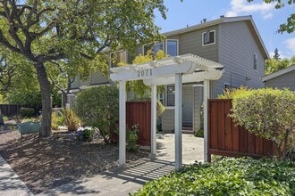 Building Photo - Beautiful 2-Bedroom 2.5Bathroom Mountain V...