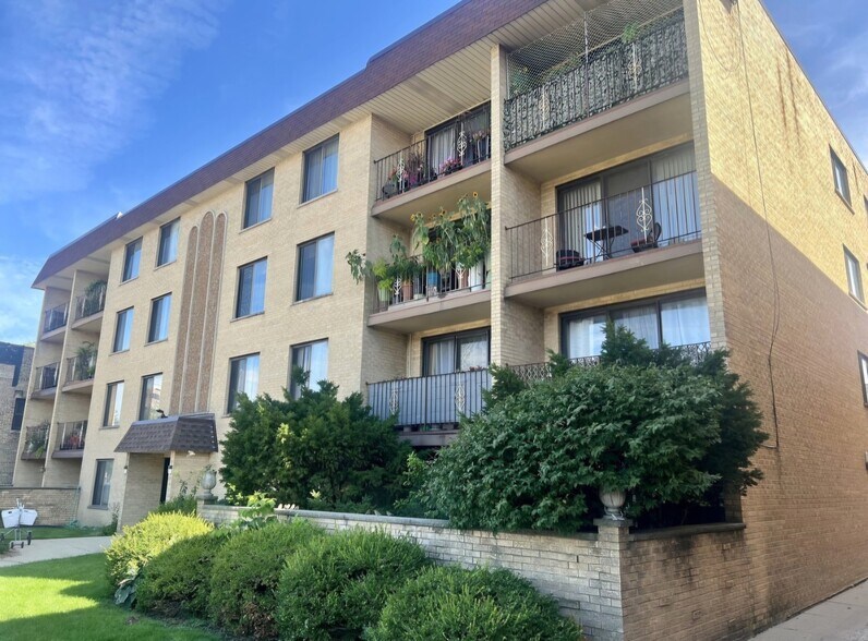 Building Photo - 5447 W Lawrence Ave