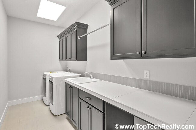 Building Photo - Beautiful *CORNER LOT* 5 BD* 3.5 BA* Singl...