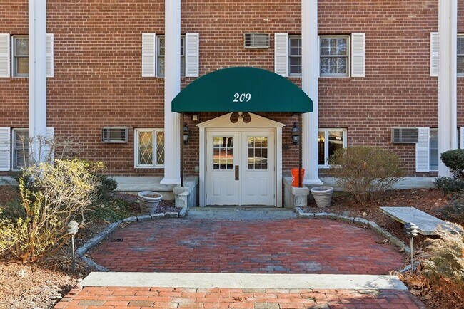 Building Photo - 209 Great Rd