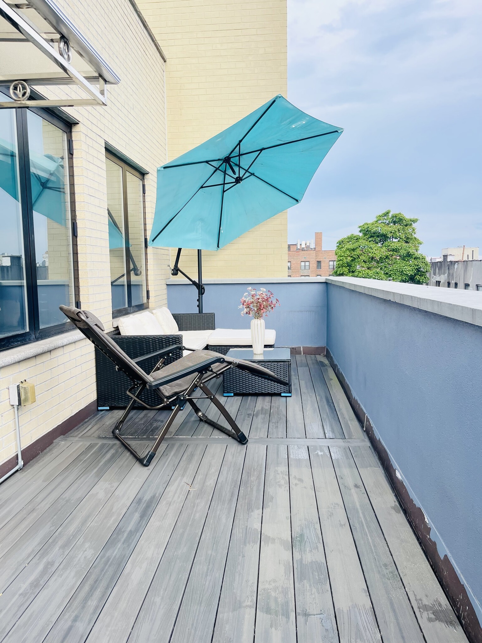 200 Sq Ft private outdoor patio - 838 41st St