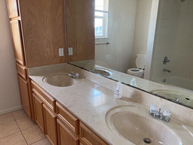 Building Photo - 2814 Windmill Ct