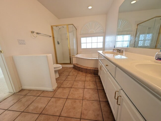 Building Photo - 10900 Royal Highlands St