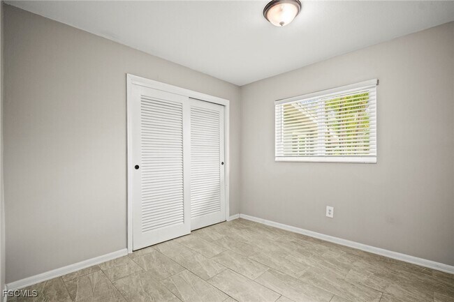 Building Photo - 2210 Parkview Dr