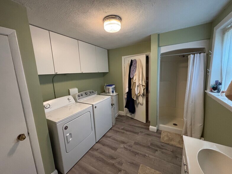 Bathroom/Laundry - 5 Oak Ter