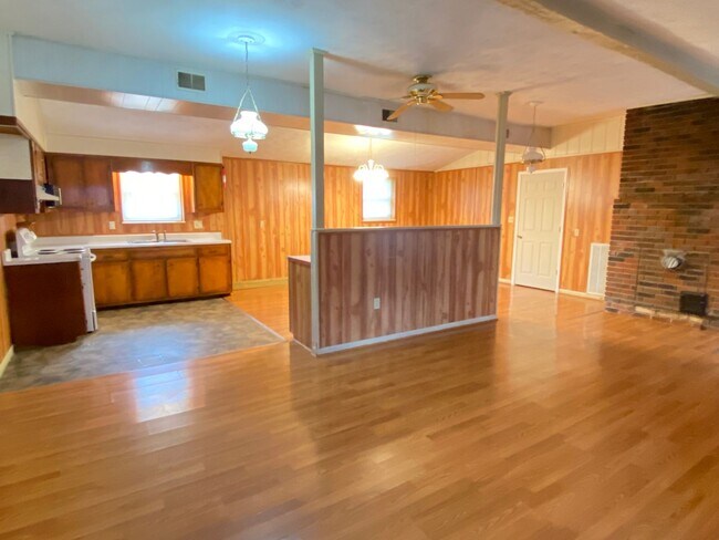 Building Photo - 3/4 bedroom 1 bath single family home in B...